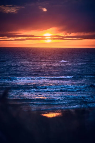 Colorido atardecer en la costa — Foto de Stock