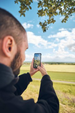 Güzel manzaranın fotoğrafını çeken bir adam. Yüksek kalite fotoğraf