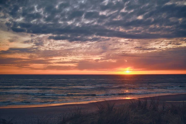 Ζεστό Ηλιοβασίλεμα Στην Ακτή Υψηλής Ποιότητας Φωτογραφία — Φωτογραφία Αρχείου
