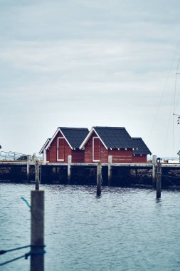 Danimarka, Struer Limanı 'ndaki küçük kırmızı evler..