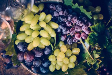 Kasedeki lezzetli üzümler. Yüksek kalite fotoğraf