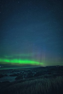 Danimarka kıyıları geceleri kuzey ışıklarıyla dolu. Yüksek kalite fotoğraf