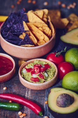 Tortilla Chips için bir kase Guacamole. Yüksek kalite fotoğraf