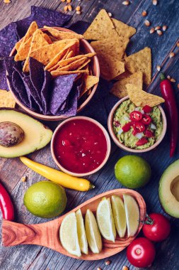 Guacamole, Salsa and Tortilla Chips on Table 'ın en iyi manzarası. Yüksek kalite fotoğraf