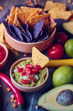Tortilla Chips 'li Guacamole. Yüksek kalite fotoğraf