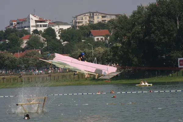 Punainen härkä Flugtag — kuvapankkivalokuva