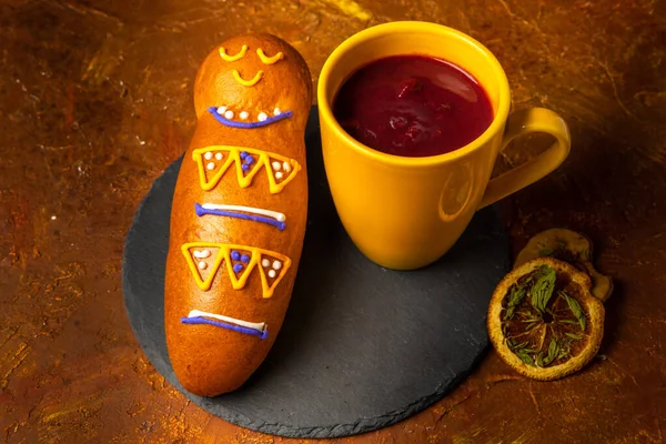 Guagua de pan 'ı Colada Morada' lı bir bardağa koyuyorsun. Öldüğü gün Ekvador 'un tipik yemekleri.