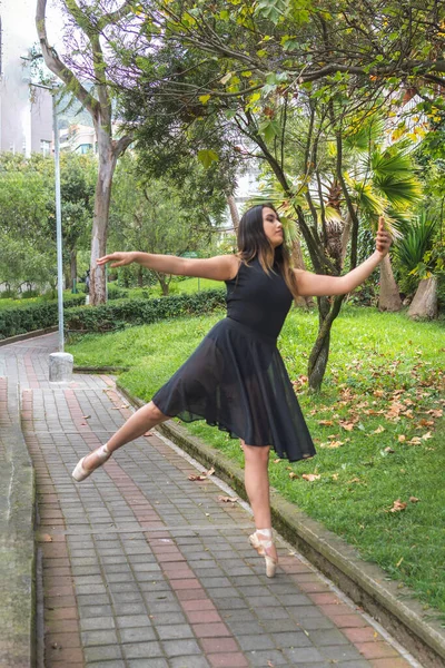 Giovane Ragazza Adolescente Che Balla Sulle Scarpe Punta Del Balletto — Foto Stock