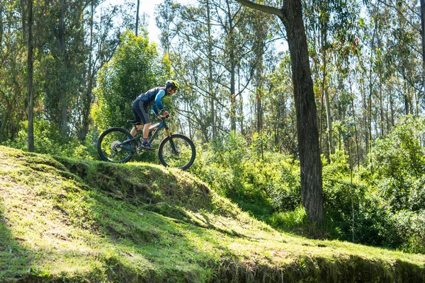 Homem Montando Sua Bicicleta Descendo Uma Montanha Através Uma Floresta — Fotografia de Stock