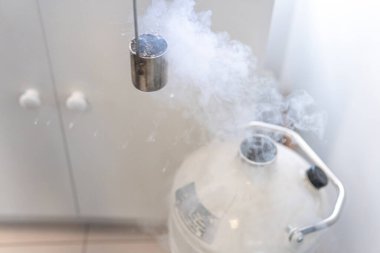 Container collecting nitrogen from a tank to use it in dermatological treatment to remove wrinkles or moles from the patient's skin in a hospital