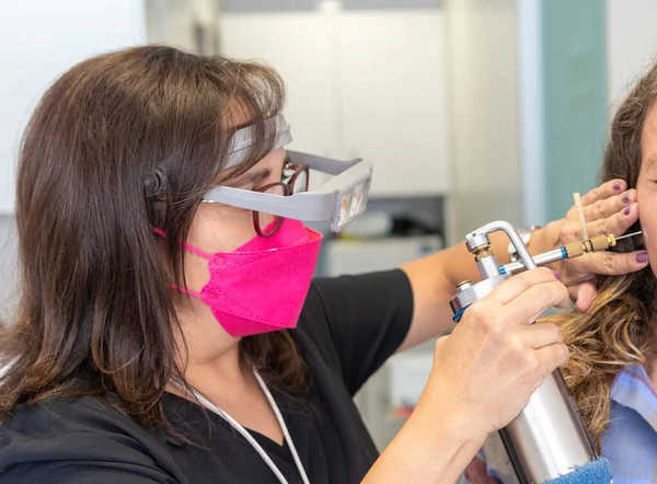 Female Doctor Applying Cryotherapy Unrecognizable Woman Remove Warts Cryotherapy Gun — Stok Foto