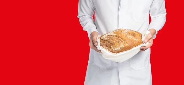 Unrecognizable Baker Fresh Loaf Pan His Hands Isolated Red Background — Zdjęcie stockowe
