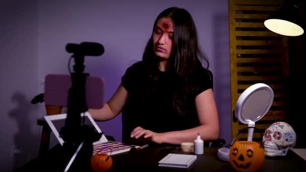 Vrouw Onderwijzen Een Online Halloween Make Klasse Met Haar Mobiele — Stockvideo