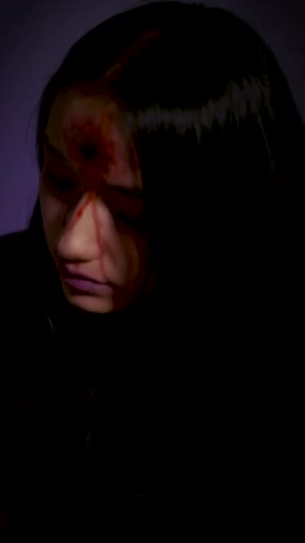 一个女人用化妆品在镜头前画一个伤口的特写垂直视频 — 图库视频影像