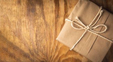 Zanaat kağıdına sarılı bir ip yayı ya da ahşap bir arka planda el işi halatı.