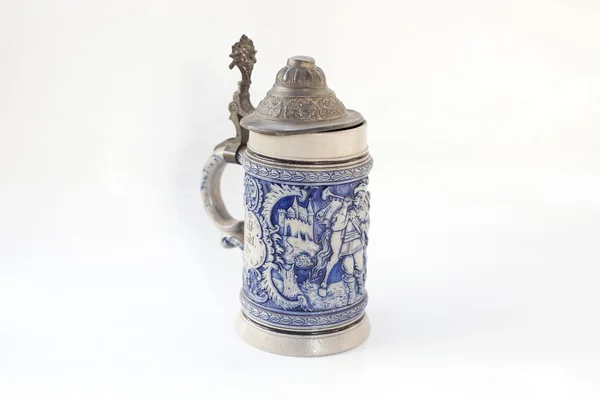 Decoratieve keramische oude Duitse bier stein geïsoleerd op wit — Stockfoto