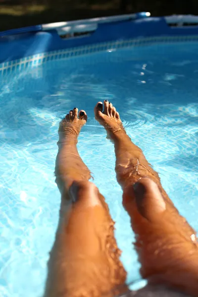 Ženská krása nohy v bazénu — Stock fotografie
