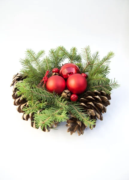 Decoração de Natal, com pinhas e agulhas isoladas em branco — Fotografia de Stock