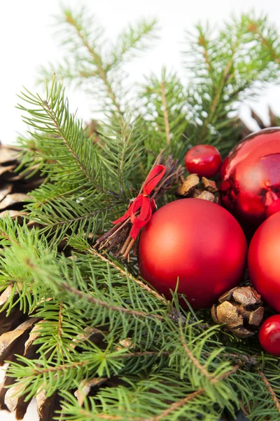 Decoración navideña, con conos de pino y agujas aisladas en blanco — Foto de Stock