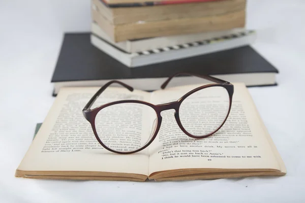 Otworzył książkę, leżący na półce w okularach — Zdjęcie stockowe