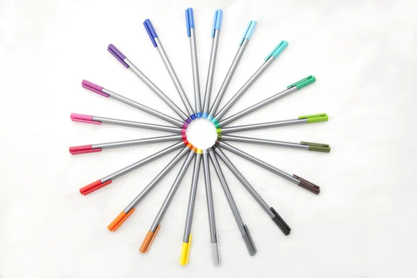 Cercle complet formé par des stylos colorés isolés sur blanc — Photo