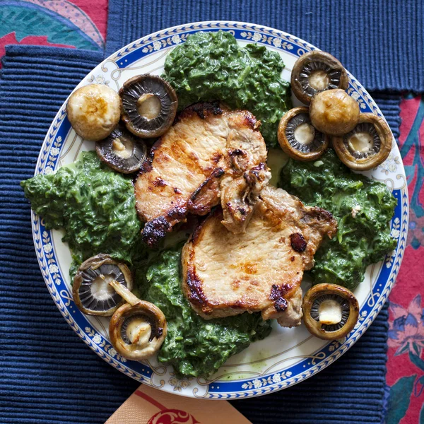 烤的猪排，菠菜蘑菇 — 图库照片