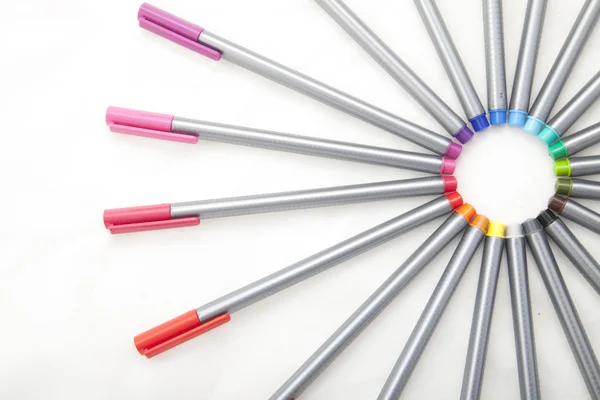 Mitad del ciclo formado por los lápices de colores Fotos de stock