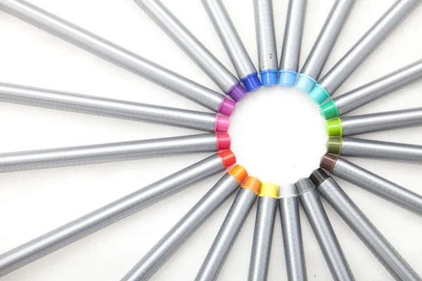 Plumas de colores formando círculo aislado en blanco Imágenes de stock libres de derechos