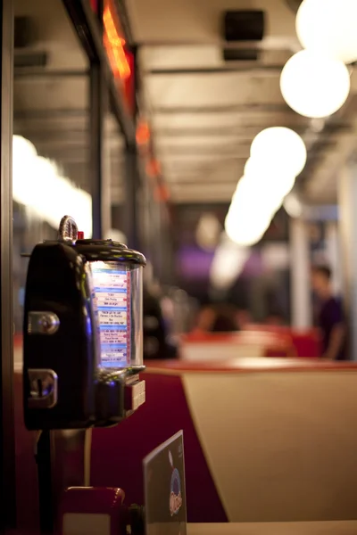 Juke Box en un restaurante de estilo de los años cincuenta Imagen de stock