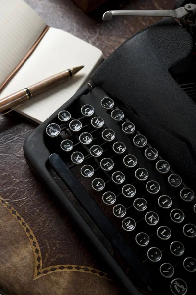 Máquina de escrever vintage, caneta e papel Fotografias De Stock Royalty-Free