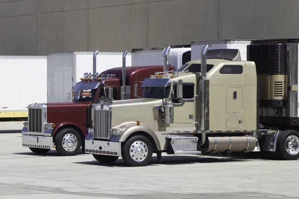 Grote tuig vrachtwagens op het dock — Stockfoto