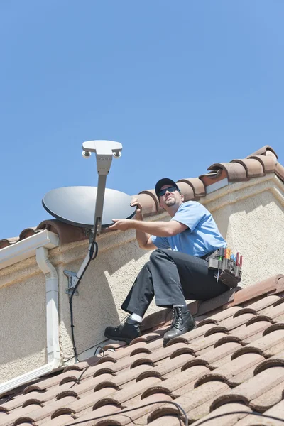 Instalador de satélites en el techo —  Fotos de Stock