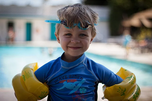 소년 수영 갈 준비가 그의 머리에 고글 — 스톡 사진