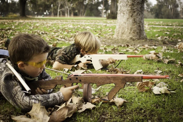 Meninos brincando com armas de borracha de brinquedo — Fotografia de Stock