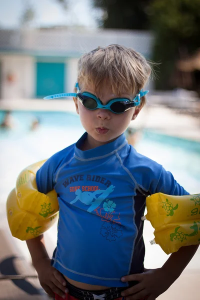 소년 입고 구글의 준비가 수영 — 스톡 사진