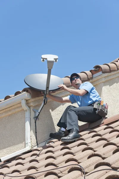 Satellite Installer on Roof — Stock Photo, Image