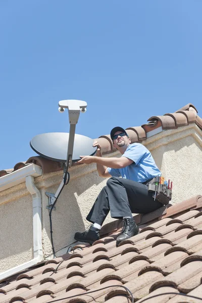 Instalador de satélite no telhado Fotografia De Stock