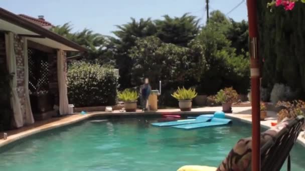 Garçon sauter dans la piscine 