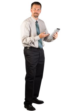 Kurumsal adam ayakta ve tablet kullanma