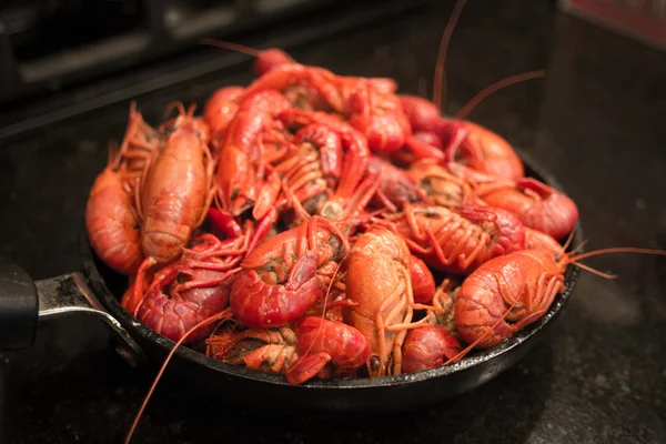 Poêle pleine de langoustines Image En Vente