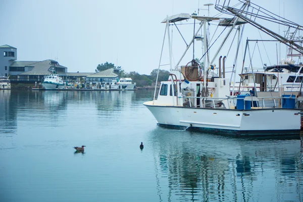 Barco de pesca se preparando para uma viagem ao mar — Fotografia de Stock