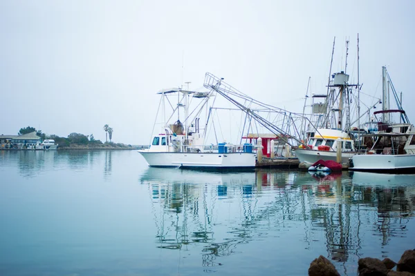 Barche da pesca Prepararsi per il viaggio in mare — Foto Stock