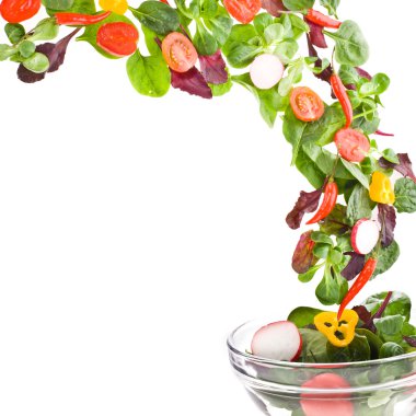 Beyaz arka plan üzerinde izole uçan taze salata