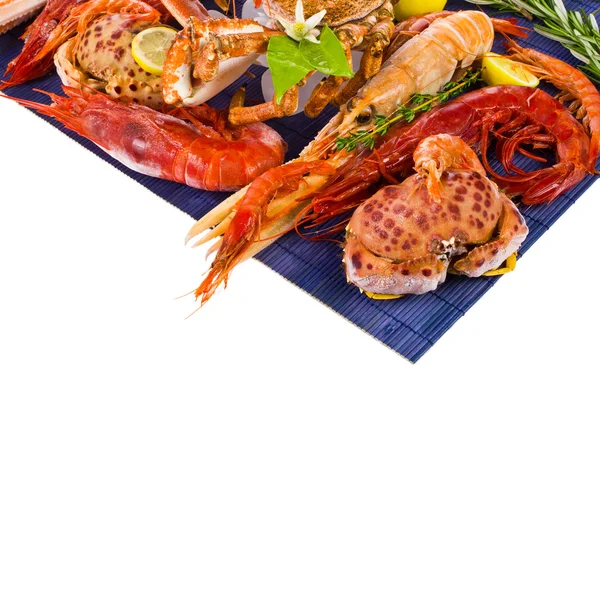 Différents fruits de mer crevettes et crabes — Photo