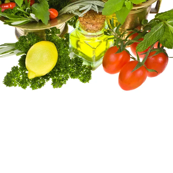 Verduras y hierbas frescas en dos morteros viejos — Foto de Stock