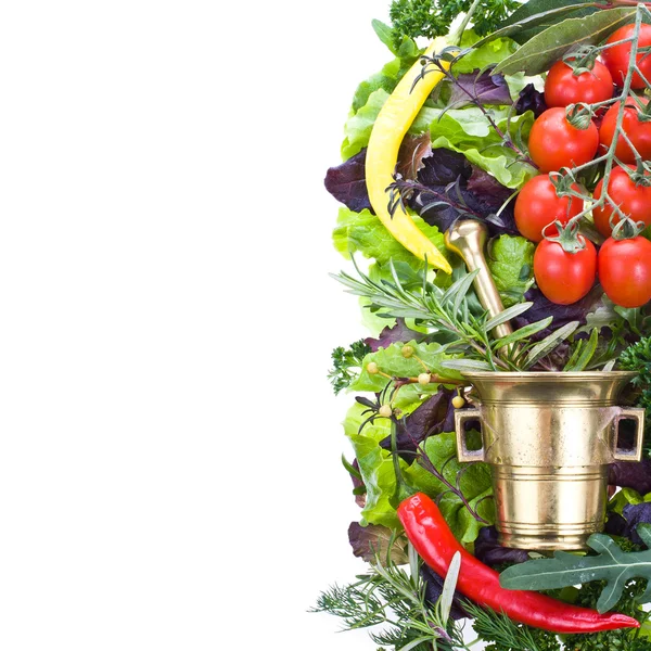Resh verduras, ervas uma argamassa de cobre — Fotografia de Stock