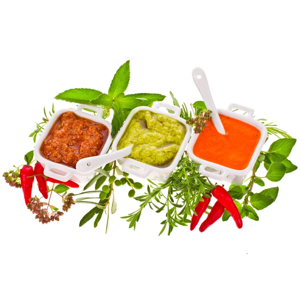 Färska grönsaker och örter och matlagning såser i vita skålar isolerad på en vit bakgrund — Stockfoto
