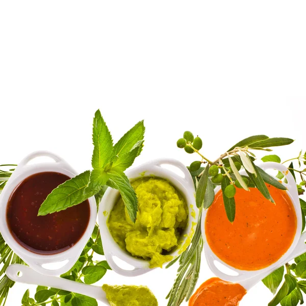 Legumes e ervas frescas e molhos de cozinha em taças brancas isoladas sobre fundo branco — Fotografia de Stock
