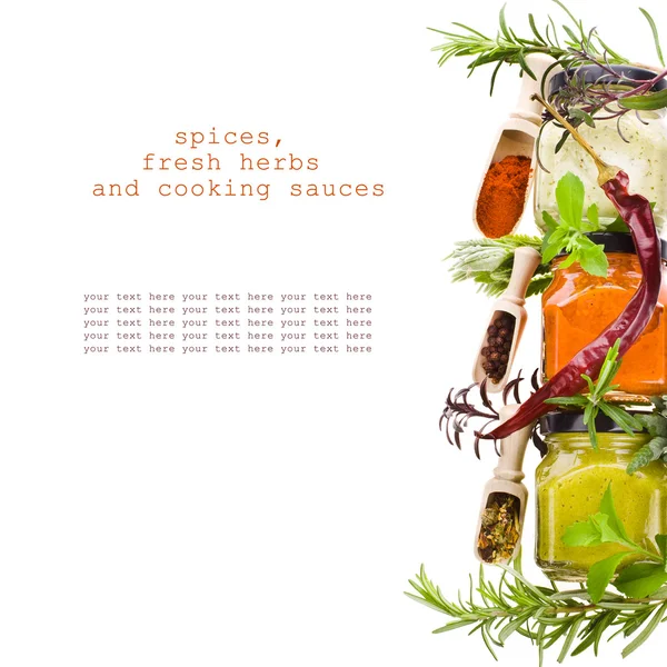 Suché koření, čerstvé bylinky a vaření omáčky ve sklenicích — Stock fotografie