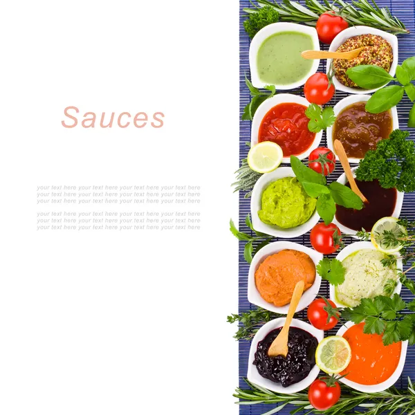 Verduras y hierbas frescas y salsas para cocinar —  Fotos de Stock